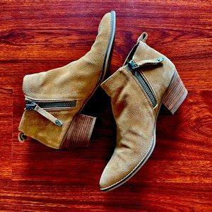 Dolce Vita tan suede booties